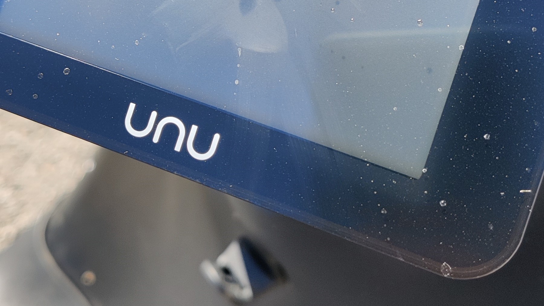 Traurig aussehendes unu-Logo auf dem Displayrahmen des neuen unu Scooter